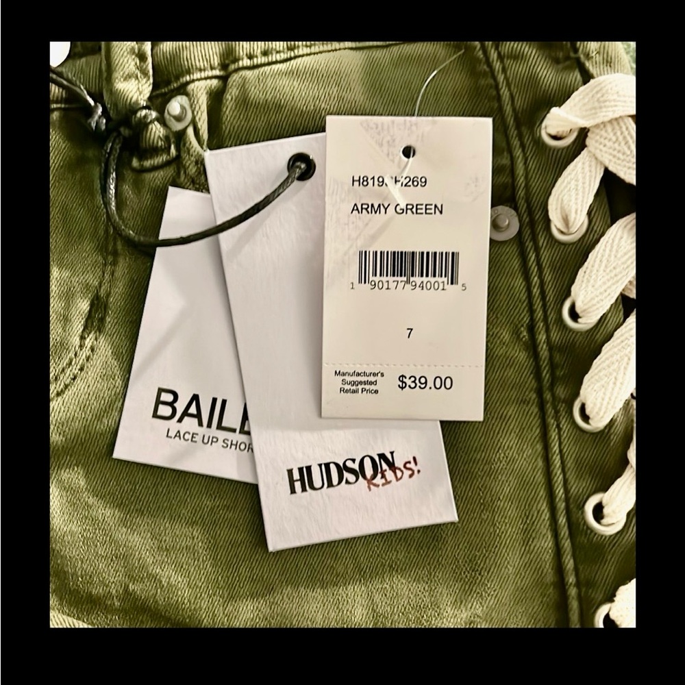 Hudson Kids Bailey Lace Up Shorts. NWT
Size 7 Summer is coming ⛱️